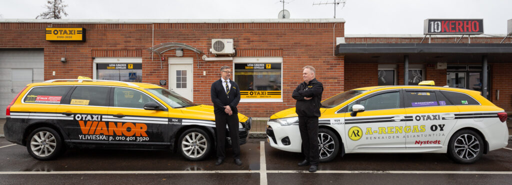 Ylivieskan Taksi Oy:n kuljettajat ja OTAXI-taksit valmiina palvelemaan Ylivieskan alueella.