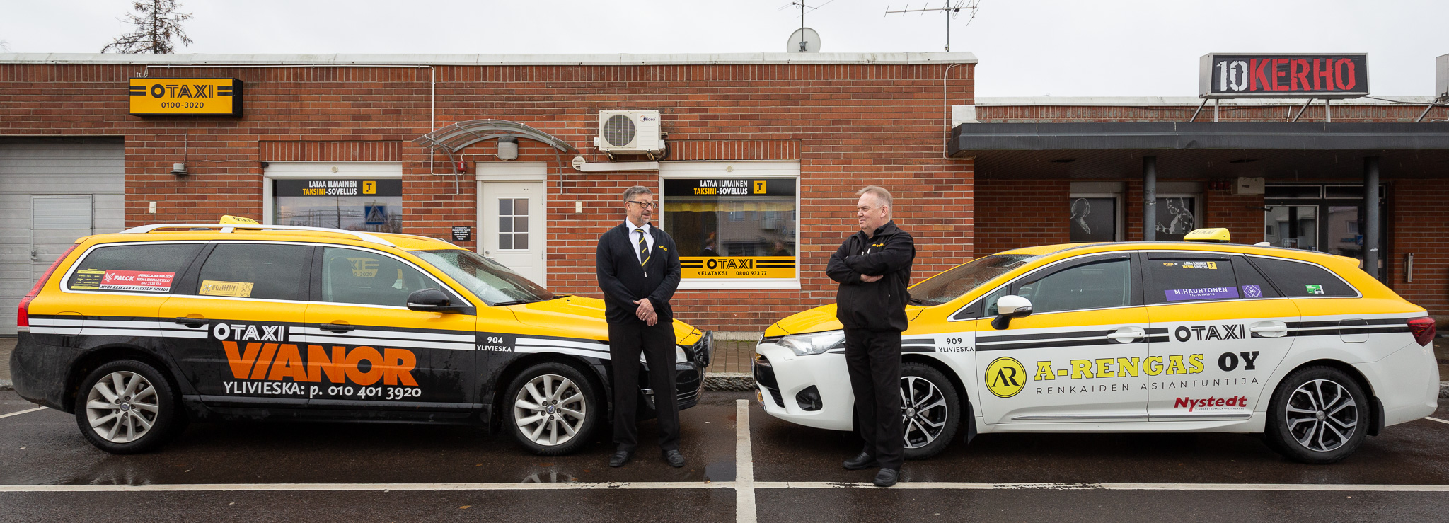 Ylivieskan Taksi Oy:n kuljettajat ja OTAXI-taksit valmiina palvelemaan Ylivieskan alueella.