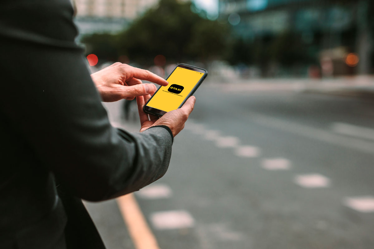 Asiakas tilaamassa taksia Ylivieskassa OTAXI App -sovelluksella