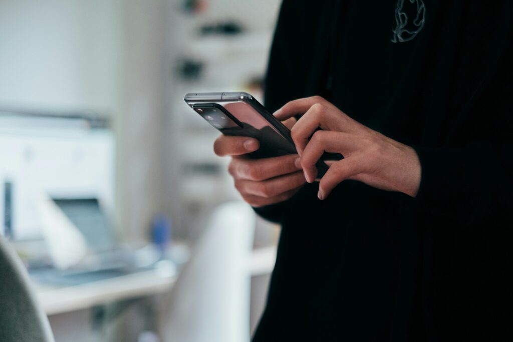 Asiakas tilaa taksin ennakkoon Ylivieskan taksilta Otaxi App -sovelluksella.